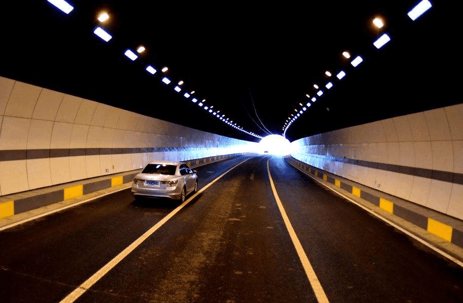 隧道里行駛為什么不能變道？(圖1)