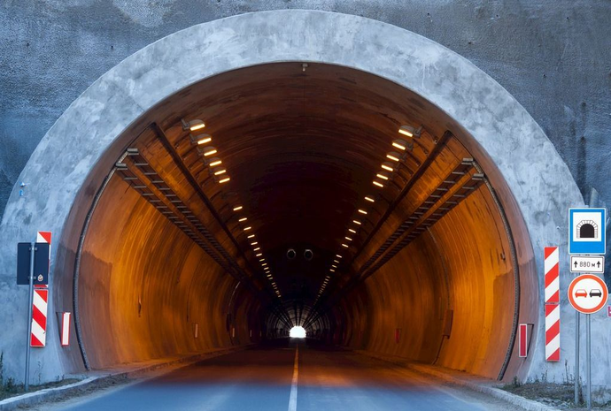 隧道里行駛為什么不能變道？(圖2)